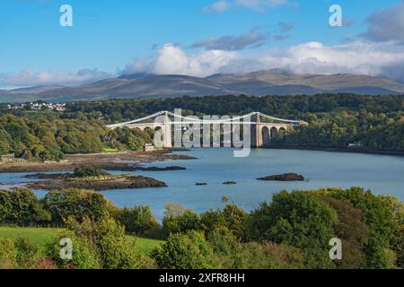 Menai Suspension Bridge entworfen von Thomas Telford, Blick von Anglesey über die Menai Strait, North Wales, UK, Oktober 2017. Stockfoto