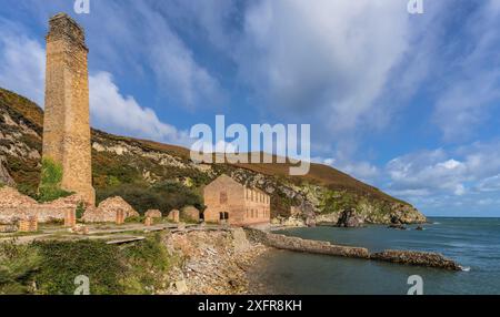 Teil der Ruinen der verlassenen Porth Wen Ziegelei, Porth Wen Bay, Nordküste von Anglesey, Nordwales Großbritannien, Oktober 2017. Stockfoto