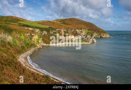 Porth Wen Bucht mit den Ruinen der verlassenen Porth Wen Ziegelei, Nordküste von Anglesey, Nordwales, Großbritannien, Oktober 2017. Stockfoto