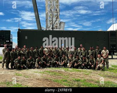 Soldaten der 1. Landgestützten Raketensystembatterie, des philippinischen Artillerieregiments und der Charlie Battery, des 5. Bataillons, der 3. Feldartillerie (Long Range Fire Battalion), der 1. Multi-Domain Task Force, nehmen an einem bilateralen Mid-Range Capability Subject Matter Expert Exchange (SMEE) im Rahmen der Übung Salaknib 24,2 auf Laoag, Philippinen, Teil. Juni 2024. KMU sind eine Schlüsselkomponente der militärischen Zusammenarbeit zwischen den USA und den Philippinen, die auf die Modernisierung beider Militärs und die Verbesserung der Interoperabilität abzielt, um die Einheit und den Zusammenhalt der Allianz aufrechtzuerhalten. (Foto der US-Armee von Sgt. First Class Rudy Gonzalez) Stockfoto