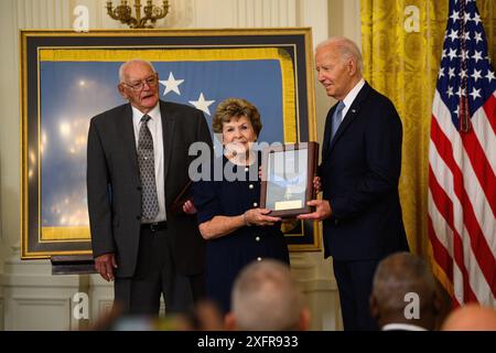 Präsident Joe Biden überreichte die Ehrenmedaille für den US-Army-Pvt. George D. Wilson an seine Nachfahrin Theresa Chandler in einer Zeremonie im Weißen Haus in Washington, D.C. am 3. Juli 2024. Wilson und Phillip G. Shadrach wurden für ihre Heldentaten in der Great Locomotive Chase im April 1862 mit der Medal of Honor ausgezeichnet. (Foto der US-Armee von Henry Villarama) Stockfoto