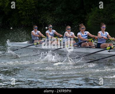 Der Henley Royal Regatta 2024 Riverside Boat Club, USA, der durch Seitenwind beim Start auf Temple Island behindert wurde, wurde beim Wargrave Challenge Cup von London Rowing Club 'A' Credit Gary Blake/Alamy Live um vier Längen geschlagen Stockfoto