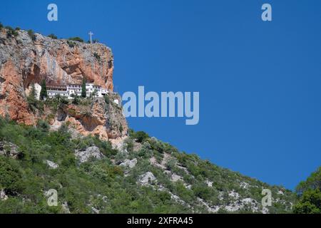 Kloster Panagia Elona / Panagias Elonis, erbaut auf einem hohen Felsvorsprung auf dem Parnon, Kosmas, in der Nähe von Leonidio, Arcadia, Peloponnes, Griechenland, Juli 2017. Stockfoto