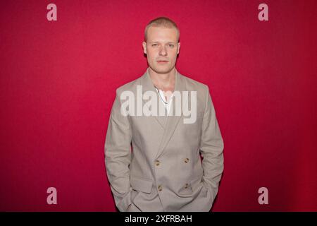 München, Deutschland. Juli 2024. Solly McLeod bei der Premiere von THE DEAD DON’T HURT während der Münchner Filmfestspiele am 4. Juli 2024 in München. (Foto: Alexander Pohl/SIPA USA) Credit: SIPA USA/Alamy Live News Stockfoto