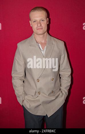 München, Deutschland. Juli 2024. Solly McLeod bei der Premiere von THE DEAD DON’T HURT während der Münchner Filmfestspiele am 4. Juli 2024 in München. (Foto: Alexander Pohl/SIPA USA) Credit: SIPA USA/Alamy Live News Stockfoto