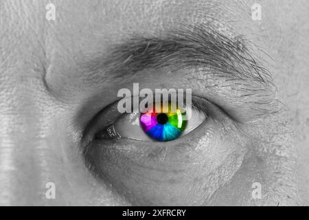 Das Auge des Mannes ist in Regenbogenfarben getönt, Nahaufnahme Stockfoto