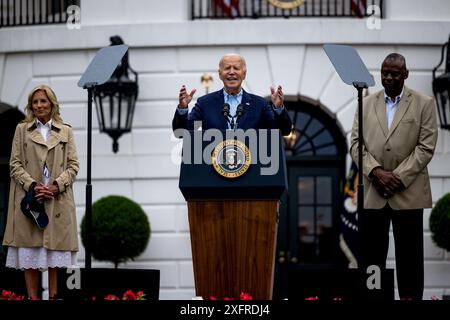 Washongton, Usa. Juli 2024. US-Präsident Joe Biden, Zentrum, spricht während eines Grillens mit aktiven Militärdienstmitgliedern und ihren Familien auf dem Südgelände des Weißen Hauses in Washington, DC, USA, am Donnerstag, den 4. Juli, 2024. Foto b: Tierney L. Cross/UPI Credit: UPI/Alamy Live News Stockfoto