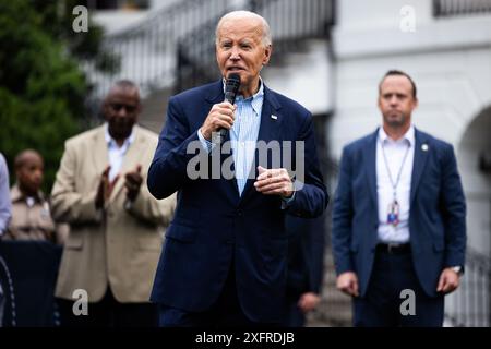 Washongton, Usa. Juli 2024. US-Präsident Joe Biden, Zentrum, spricht während eines Grillens mit aktiven Militärdienstmitgliedern und ihren Familien auf dem Südgelände des Weißen Hauses in Washington, DC, USA, am Donnerstag, den 4. Juli, 2024. Foto b: Tierney L. Cross/UPI Credit: UPI/Alamy Live News Stockfoto