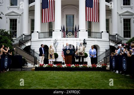 Washongton, Usa. Juli 2024. US-Präsident Joe Biden, Zentrum, spricht während eines Grillens mit aktiven Militärdienstmitgliedern und ihren Familien auf dem Südgelände des Weißen Hauses in Washington, DC, USA, am Donnerstag, den 4. Juli, 2024. Foto b: Tierney L. Cross/UPI Credit: UPI/Alamy Live News Stockfoto