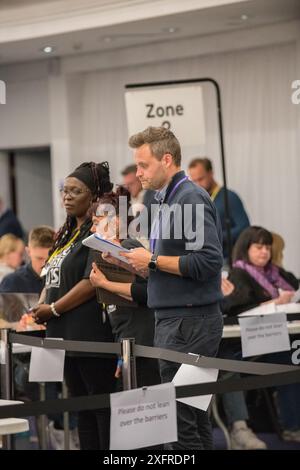 Wahlen im Vereinigten Königreich, Mansfield, Nottinghamshire, England, Vereinigtes Königreich. Juli 2024. Ben Bradley, Kandidat der Konservativen Partei für den Sitz in Mansfield bei der Wahlzählung. Dieser Parlamentssitz der Roten Mauer war zu einem wichtigen Schlachtfeld zwischen den beiden Hauptparteien dieser Wahl geworden. Quelle: Alan Beastall/Alamy Live News Stockfoto