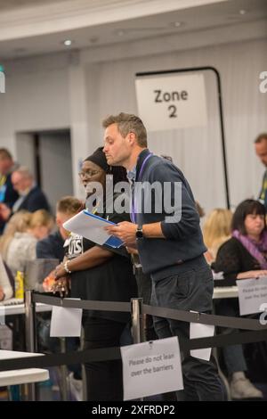 Wahlen im Vereinigten Königreich, Mansfield, Nottinghamshire, England, Vereinigtes Königreich. Juli 2024. Ben Bradley, Kandidat der Konservativen Partei für den Sitz in Mansfield bei der Wahlzählung. Dieser Parlamentssitz der Roten Mauer war zu einem wichtigen Schlachtfeld zwischen den beiden Hauptparteien dieser Wahl geworden. Quelle: Alan Beastall/Alamy Live News Stockfoto