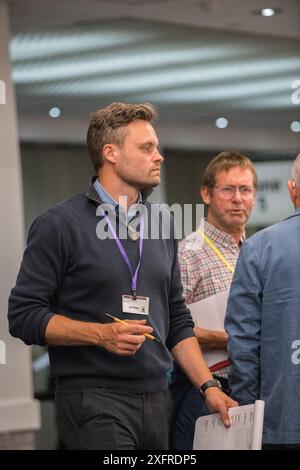 Wahlen im Vereinigten Königreich, Mansfield, Nottinghamshire, England, Vereinigtes Königreich. Juli 2024. Ben Bradley, Kandidat der Konservativen Partei für den Sitz in Mansfield bei der Wahlzählung. Dieser Parlamentssitz der Roten Mauer war zu einem wichtigen Schlachtfeld zwischen den beiden Hauptparteien dieser Wahl geworden. Quelle: Alan Beastall/Alamy Live News Stockfoto