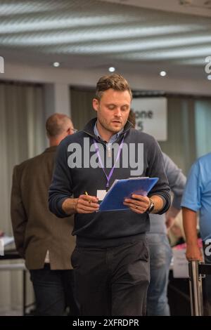 Wahlen im Vereinigten Königreich, Mansfield, Nottinghamshire, England, Vereinigtes Königreich. Juli 2024. Ben Bradley, Kandidat der Konservativen Partei für den Sitz in Mansfield bei der Wahlzählung. Dieser Parlamentssitz der Roten Mauer war zu einem wichtigen Schlachtfeld zwischen den beiden Hauptparteien dieser Wahl geworden. Quelle: Alan Beastall/Alamy Live News Stockfoto