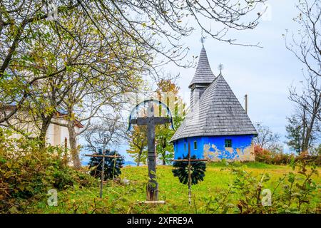 Europa, Rumänien. Maramures County. Die Dorfkirchen in Aspra sind blau gestrichen. Stockfoto