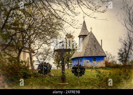 Europa, Rumänien. Maramures County. Die Dorfkirchen in Aspra sind blau gestrichen. Stockfoto