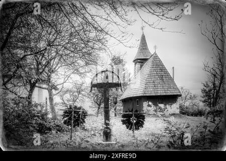 Europa, Rumänien. Maramures County. Die Dorfkirchen in Aspra sind blau gestrichen. Stockfoto