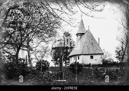 Europa, Rumänien. Maramures County. Die Dorfkirchen in Aspra sind blau gestrichen. Stockfoto