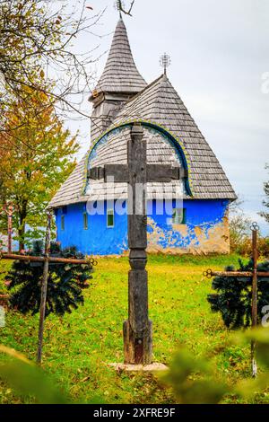 Europa, Rumänien. Maramures County. Die Dorfkirchen in Aspra sind blau gestrichen. Stockfoto