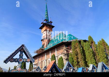 Europa, Rumänien. Sapanta, Fröhlich (manchmal auch Freude) Friedhof. Hell Holz Kirchturm gemalt. Stockfoto