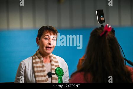 Brighton UK 5. Juli 2024 - Caroline Lucas, ehemalige grüne Abgeordnete für Brighton Pavilion im Portslade Sports Centre für die Wahlkreise Brighton & Hove, zählt: Credit Simon Dack / Alamy Live News Stockfoto