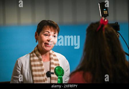 Brighton UK 5. Juli 2024 - Caroline Lucas, ehemalige grüne Abgeordnete für Brighton Pavilion im Portslade Sports Centre für die Wahlkreise Brighton & Hove, zählt: Credit Simon Dack / Alamy Live News Stockfoto