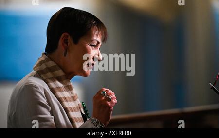 Brighton UK 5. Juli 2024 - Caroline Lucas, ehemalige grüne Abgeordnete für Brighton Pavilion im Portslade Sports Centre für die Wahlkreise Brighton & Hove, zählt: Credit Simon Dack / Alamy Live News Stockfoto