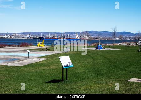 Blick auf den Frachter des Pazifischen Beckens vom Quai Paquet Park in Levis, Quebec, Kanada Stockfoto