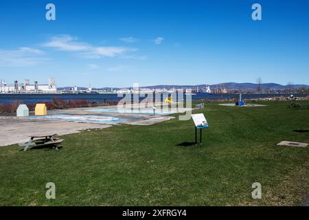 Blick auf den Frachter des Pazifischen Beckens vom Quai Paquet Park in Levis, Quebec, Kanada Stockfoto