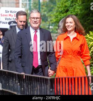 London, England, Großbritannien. Juli 2024. Der Labour-Führer KEIR STARMER trifft mit seiner Frau VICTORIA in Kentish Town ein, um seine Stimme bei den Parlamentswahlen in Großbritannien abzugeben. Keir Starmer von Labour scheint der nächste britische Premierminister zu werden, nachdem eine Austrittsumfrage einen Erdrutschsieg für seine Partei prognostiziert hatte. (Kreditbild: © Tayfun Salci/ZUMA Press Wire) NUR REDAKTIONELLE VERWENDUNG! Nicht für kommerzielle ZWECKE! Quelle: ZUMA Press, Inc./Alamy Live News Stockfoto