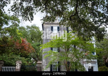 Elegante Häuser entlang der Battery im Zentrum von Charleston, South Carolina, USA Stockfoto