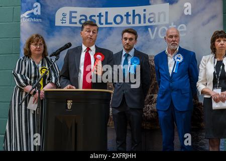 East Lothian, Schottland, Vereinigtes Königreich, 5. Juli 2024. Anzahl der Parlamentswahlen: Die Auswahl des neuen Parlamentsabgeordneten für den Wahlkreis Lothian East erfolgt. Douglas Alexander, ehemaliger Kabinettsminister unter Blair und Brown, wird nach einer 10-jährigen Abwesenheit aus der britischen Politik weithin zum Erfolg verurteilt. Die anderen Kandidaten sind Lyn Jardine (SNP, Scott Hamilton (Con), Robert Davies (Reform UK), George Yerevan (Alba) und Shona Macintosh (Green). Im Bild: Douglas Alexander gewinnt Lothian East mit einer Mehrheit von mehr als 000. Quelle: Sally Anderson/Alamy Live News Stockfoto