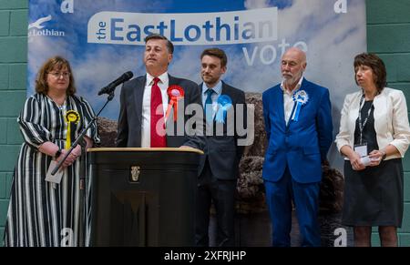 East Lothian, Schottland, Vereinigtes Königreich, 5. Juli 2024. Anzahl der Parlamentswahlen: Die Auswahl des neuen Parlamentsabgeordneten für den Wahlkreis Lothian East erfolgt. Douglas Alexander, ehemaliger Kabinettsminister unter Blair und Brown, wird nach einer 10-jährigen Abwesenheit aus der britischen Politik weithin zum Erfolg verurteilt. Die anderen Kandidaten sind Lyn Jardine (SNP, Scott Hamilton (Con), Robert Davies (Reform UK), George Yerevan (Alba) und Shona Macintosh (Green). Im Bild: Douglas Alexander gewinnt Lothian East mit einer Mehrheit von mehr als 000. Quelle: Sally Anderson/Alamy Live News Stockfoto