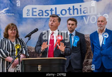 East Lothian, Schottland, Vereinigtes Königreich, 5. Juli 2024. Anzahl der Parlamentswahlen: Die Auswahl des neuen Parlamentsabgeordneten für den Wahlkreis Lothian East erfolgt. Douglas Alexander, ehemaliger Kabinettsminister unter Blair und Brown, wird nach einer 10-jährigen Abwesenheit aus der britischen Politik weithin zum Erfolg verurteilt. Die anderen Kandidaten sind Lyn Jardine (SNP, Scott Hamilton (Con), Robert Davies (Reform UK), George Yerevan (Alba) und Shona Macintosh (Green). Im Bild: Douglas Alexander gewinnt Lothian East mit einer Mehrheit von mehr als 000. Quelle: Sally Anderson/Alamy Live News Stockfoto