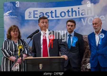 East Lothian, Schottland, Vereinigtes Königreich, 5. Juli 2024. Anzahl der Parlamentswahlen: Die Auswahl des neuen Parlamentsabgeordneten für den Wahlkreis Lothian East erfolgt. Douglas Alexander, ehemaliger Kabinettsminister unter Blair und Brown, wird nach einer 10-jährigen Abwesenheit aus der britischen Politik weithin zum Erfolg verurteilt. Die anderen Kandidaten sind Lyn Jardine (SNP, Scott Hamilton (Con), Robert Davies (Reform UK), George Yerevan (Alba) und Shona Macintosh (Green). Im Bild: Douglas Alexander gewinnt Lothian East mit einer Mehrheit von mehr als 000. Quelle: Sally Anderson/Alamy Live News Stockfoto