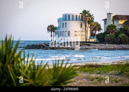 Historisches Hochzeitstortenhaus am 3209 Marshall Boulevard, Sullivans Island, South Carolina, zwei Tage vor dem Abriss für ein neues Gebäude Stockfoto