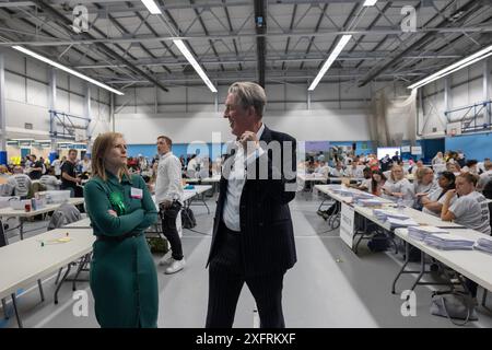 Mitcham, London, Großbritannien. Freitag, 5. Juli 2024. Der Kandidat der Liberaldemokraten für Wimbledon, Paul Kohler, stellte sich bei der Wahlzählung im Canons Leisure Centre in Mitcham mit seiner Frau Sam vor. Quelle: Katie Collins/Alamy Live News Stockfoto