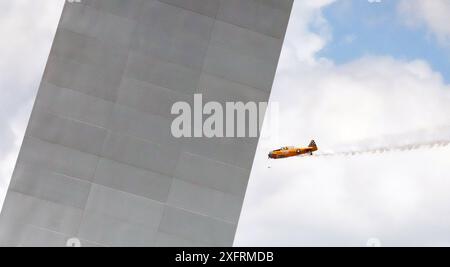 St. Louis, Usa. Juli 2024. Ein Stuntflugzeug führt seine Routine in der Nähe des Gateway Arch während der Flugshow auf der Feier Saint Louis Veranstaltung am Donnerstag, 4. Juli 2024 in St. Louis aus. Foto: Bill Greenblatt/UPI Credit: UPI/Alamy Live News Stockfoto