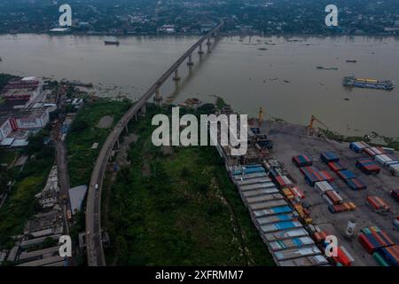 Die sechste Bangladesch-China-Freundschaftsbrücke, auch bekannt als Muktarpur-Brücke über den Fluss Dhaleswari, die Narayanganj und Munshiganj verbindet Stockfoto