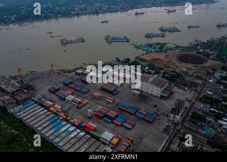 Ein privates Containerdepot in der Nähe der sechsten Bangladesch-China-Freundschaftsbrücke, auch bekannt als Muktarpur-Brücke am Ufer des Dhaleswari River bei Narayang Stockfoto