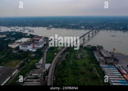 Die sechste Bangladesch-China-Freundschaftsbrücke, auch bekannt als Muktarpur-Brücke über den Fluss Dhaleswari, die Narayanganj und Munshiganj verbindet Stockfoto