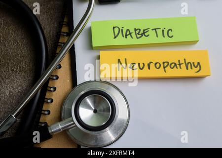 Konzept der diabetischen Neuropathie Schreiben auf Haftnotizen isoliert auf dem Holztisch. Stockfoto