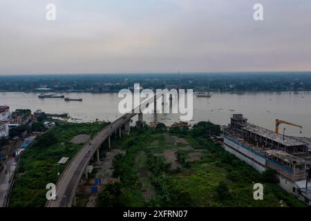 Die sechste Bangladesch-China-Freundschaftsbrücke, auch bekannt als Muktarpur-Brücke über den Fluss Dhaleswari, die Narayanganj und Munshiganj verbindet Stockfoto