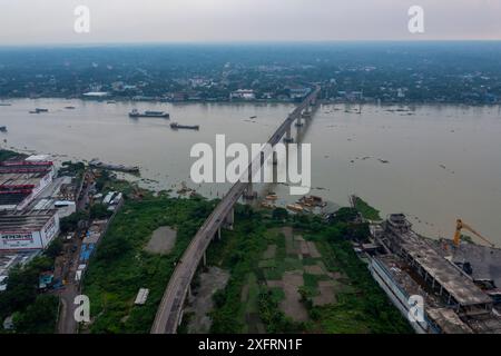 Die sechste Bangladesch-China-Freundschaftsbrücke, auch bekannt als Muktarpur-Brücke über den Fluss Dhaleswari, die Narayanganj und Munshiganj verbindet Stockfoto