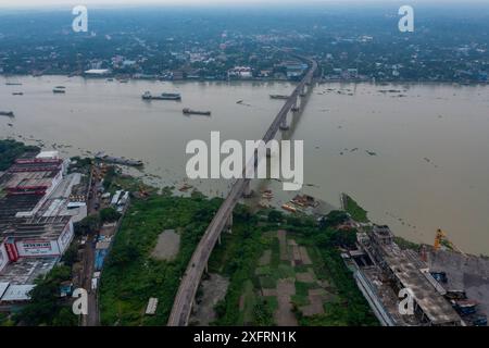 Die sechste Bangladesch-China-Freundschaftsbrücke, auch bekannt als Muktarpur-Brücke über den Fluss Dhaleswari, die Narayanganj und Munshiganj verbindet Stockfoto