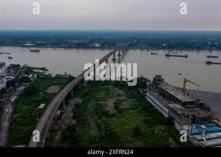 Die sechste Bangladesch-China-Freundschaftsbrücke, auch bekannt als Muktarpur-Brücke über den Fluss Dhaleswari, die Narayanganj und Munshiganj verbindet Stockfoto