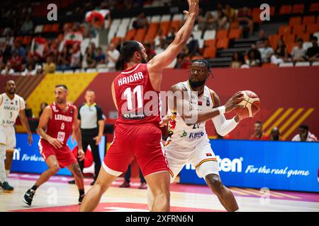 Valencia, Spanien. Juli 2024. Ali Haidar vom Libanon Team (L) und Bruno Fernando vom Angola Team (R) im Spiel zwischen Angola und Libanon bei Pabellon Fuente de San Luis. Endergebnis; Angola 70: 74 Libanon. Quelle: SOPA Images Limited/Alamy Live News Stockfoto