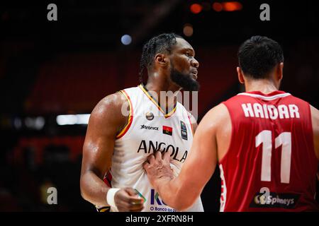 Valencia, Spanien. Juli 2024. Bruno Fernando aus der angolanischen Mannschaft (L) und Ali Haidar aus der libanesischen Mannschaft (R) im Spiel zwischen Angola und Libanon bei Pabellon Fuente de San Luis. Endergebnis; Angola 70: 74 Libanon. Quelle: SOPA Images Limited/Alamy Live News Stockfoto