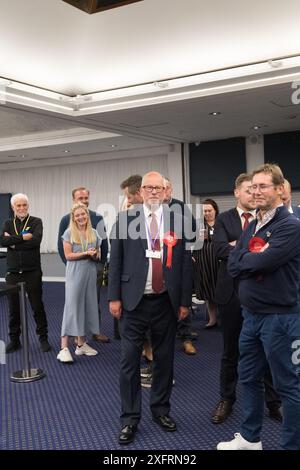 Wahlen im Vereinigten Königreich, Mansfield, Nottinghamshire, England, Vereinigtes Königreich. Juli 2024. Steve Yemm nimmt diesen Parlamentssitz für die Labour Party wieder ein, mit einer Mehrheit über seinem nächsten Konkurrenten, dem Kandidaten der Konservativen Partei Ben Bradley. Dieser Parlamentssitz, der einer der Sitze der roten Mauer ist, die Labour von der nächsten britischen Regierung gewinnen musste. Quelle: Alan Beastall/Alamy Live News Stockfoto