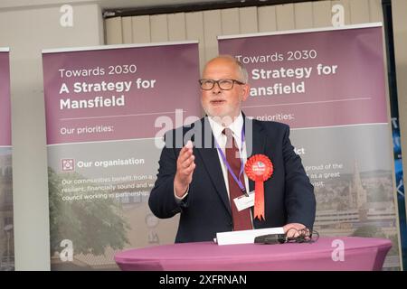 Wahlen im Vereinigten Königreich, Mansfield, Nottinghamshire, England, Vereinigtes Königreich. Juli 2024. Steve Yemm nimmt diesen Parlamentssitz für die Labour Party wieder ein, mit einer Mehrheit über seinem nächsten Konkurrenten, dem Kandidaten der Konservativen Partei Ben Bradley. Dieser Parlamentssitz, der einer der Sitze der roten Mauer ist, die Labour von der nächsten britischen Regierung gewinnen musste. Quelle: Alan Beastall/Alamy Live News Stockfoto