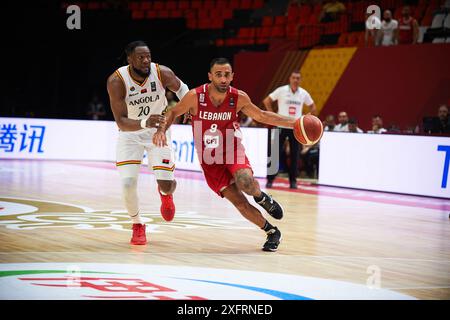 Valencia, Spanien. Juli 2024. Bruno Fernando aus der angolanischen Mannschaft (L) und Sergio El Darwich aus der libanesischen Mannschaft (R) im Spiel zwischen Angola und Libanon bei Pabellon Fuente de San Luis. Endergebnis; Angola 70: 74 Libanon. (Foto: Vicente Vidal Fernandez/SOPA Images/SIPA USA) Credit: SIPA USA/Alamy Live News Stockfoto